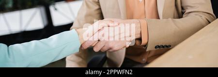 Zugeschnittene Ansicht erfolgreicher Geschäftspartner, die im Büro die Hand schütteln, Banner, Aktienbild Stockfoto