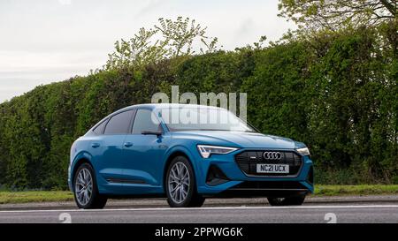 Bicester, Oxon, Großbritannien - April 23. 2023. 2021 blauer Audi E-Tron Elektroauto, der auf einer englischen Landstraße fährt Stockfoto