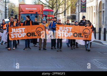 London, großbritannien, 25. April. 2023 Just Stop Oil Demonstranten marschieren whitehall hinunter und halten den Verkehrskredit Richard Lincoln/Alamy Live News Stockfoto