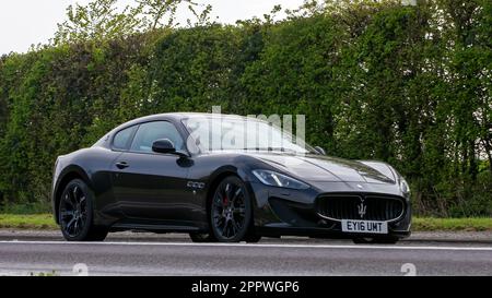 Bicester, Oxon, Großbritannien - April 23. 2023. 2016 MASERATI GRANTURISMO auf einer englischen Landstraße Stockfoto