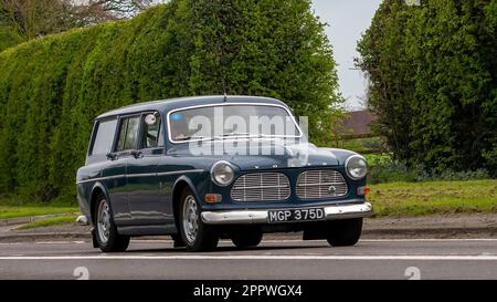 Bicester, Oxon, Großbritannien - April 23. 2023. 1966 blauer Volvo P120 Kombi, der auf einer englischen Landstraße fährt Stockfoto