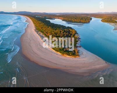 Luftaufnahme eines schmalen Punktes, umgeben von Stränden, die ins Meer ragen bei Nambucca Heads in New South Wales, Australien Stockfoto