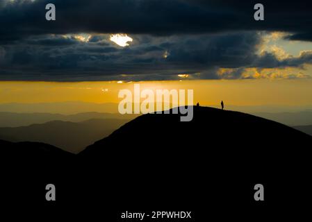 Ein malerischer Blick auf zwei Wanderer, die auf dem Gipfel des Mount Feathertop in Australien stehen Stockfoto