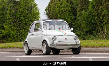 Bicester, Oxon, Großbritannien - April 23. 2023. 1966 weißes Fiat 500 Auto, das auf einer englischen Landstraße fährt Stockfoto