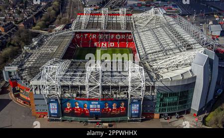 Dateifoto vom 27-03-2023, aus der Vogelperspektive des Old Trafford Stadions, Heimat des Manchester United Football Clubs. Der finnische Geschäftsmann Thomas Zilliacus hat bestätigt, dass sein zweites Angebot für den Kauf von Manchester United weiterhin auf dem Tisch liegt. Zilliacus sagte Anfang des Monats, dass er nicht an einer dritten Bieterrunde für das Old Trafford Outfit teilnehmen würde, aber dass sein zweites Angebot noch gültig wäre. Ausgabedatum: Dienstag, 25. April 2023. Stockfoto