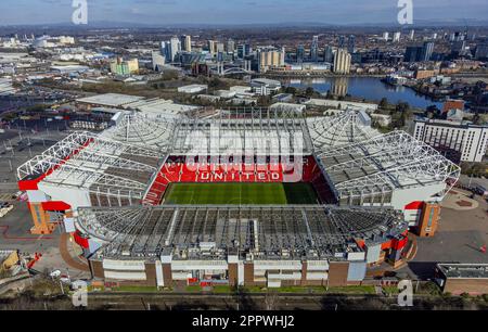 Dateifoto vom 27-03-2023, aus der Vogelperspektive des Old Trafford Stadions, Heimat des Manchester United Football Clubs. Der finnische Geschäftsmann Thomas Zilliacus hat bestätigt, dass sein zweites Angebot für den Kauf von Manchester United weiterhin auf dem Tisch liegt. Zilliacus sagte Anfang des Monats, dass er nicht an einer dritten Bieterrunde für das Old Trafford Outfit teilnehmen würde, aber dass sein zweites Angebot noch gültig wäre. Ausgabedatum: Dienstag, 25. April 2023. Stockfoto