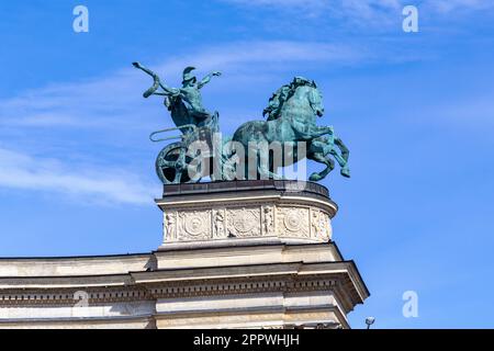 BUDAPEST, UNGARN - 13. MÄRZ 2023: Dies ist ein Wagen mit einer allegorischen Kriegsstatue, die auf der Kolonnade auf dem Platz der Helden installiert ist. Stockfoto