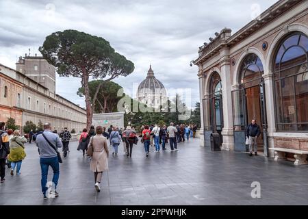 ROM, VATIKAN - 9. MÄRZ 2023: Dies ist der Cuirassshof in den Vatikanischen Museen mit einem wunderschönen Blick auf die Kuppel des Petersdoms. Stockfoto