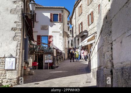 SAN MARINO, SAN MARINO - 11. MÄRZ 2023: Eine Gruppe unidentifizierter Touristen erkundet die alten mittelalterlichen Straßen der Hauptstadt des unabhängigen Italieners Stockfoto