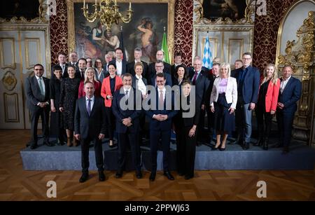 München, Deutschland. 25. April 2023. Markus Söder (CSU, Vorderseite 2. von links), bayerischer Ministerpräsident und Hendrik Wüst (CDU, Vorderseite 2. von rechts), Ministerpräsident von Nordrhein-Westfalen und Mitglieder der beiden Kabinette halten zusammen für ein Foto vor einer gemeinsamen Kabinettssitzung der beiden Staaten. Kredit: Sven Hoppe/dpa/Alamy Live News Stockfoto