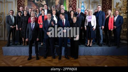 München, Deutschland. 25. April 2023. Markus Söder (CSU, Vorderseite 2. von links), bayerischer Ministerpräsident und Hendrik Wüst (CDU, Vorderseite 2. von rechts), Ministerpräsident von Nordrhein-Westfalen und Mitglieder der beiden Kabinette halten zusammen für ein Foto vor einer gemeinsamen Kabinettssitzung der beiden Staaten. Kredit: Sven Hoppe/dpa/Alamy Live News Stockfoto