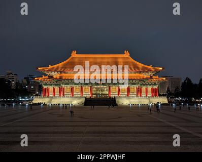 Die National Chiang Kai-shek Memorial Hall bei Nacht in Taipei, Taiwan. Stockfoto