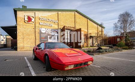 Riga, Lettland - der Ferrari 328 parkt vor dem Eisenbahnmuseum Stockfoto