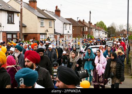 Derby Vaisakhi Nagar Kirtan 2023 Prozession durch die Straßen von Derby von der Arjun Dev Gurdwara in der Stanhope Street Stockfoto