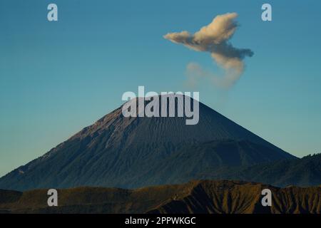 Einsame Wolke über dem Berg Bromo bei Sonnenaufgang, Indonesien Stockfoto