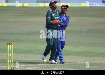 Hauptmann Tamim Iqbal Khan (L) und Hauptmann Hashmatullah Shahid (R) nach dem Spiel Bangladesch-Afghanistan First One Day International (ODI) bei Stockfoto