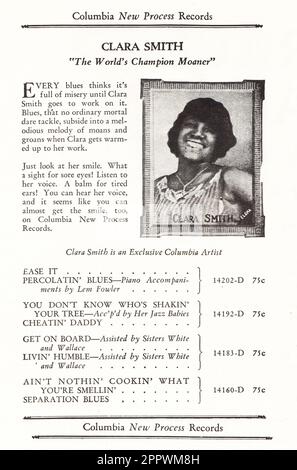 Ein Werbespot in einem Columbia Records Race Recording-Katalog von 1927, in dem die 78-Aufnahmespiele der Sängerin Clara Smith von Jazz und Blues gezeigt werden. Laut Professor Google wären 75 Cent im Jahr 1927 etwa $12,57 im Jahr 2023. Stockfoto