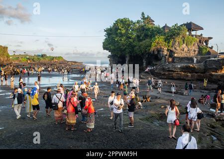 Bali, Indonesien - 23. April 2023: Menschen versammelten sich um den Tanah Lot Tempel in Bali, Indonesien. Stockfoto