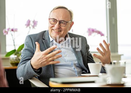 Eduard Palisek, Country CEO bei Siemens Czech Republic, spricht mit Journalist in Prag, Tschechische Republik, 13. März 2023. (CTK Photo/Martin Sterba) Stockfoto