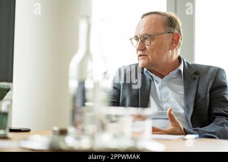 Eduard Palisek, Country CEO bei Siemens Czech Republic, spricht mit Journalist in Prag, Tschechische Republik, 13. März 2023. (CTK Photo/Martin Sterba) Stockfoto