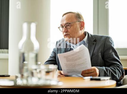Eduard Palisek, Country CEO bei Siemens Czech Republic, spricht mit Journalist in Prag, Tschechische Republik, 13. März 2023. (CTK Photo/Martin Sterba) Stockfoto