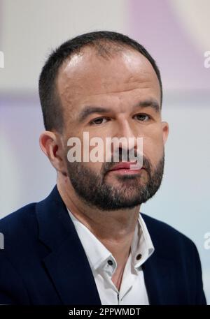 Paris, Frankreich. 25. April 2023. Manuel Bompard wird am 25. April 2023 von Apolline de Malherbe auf RMC/BFMTV in Paris, Frankreich, interviewt. Foto: Alain Apaydin/ABACAPRESS.COM Kredit: Abaca Press/Alamy Live News Stockfoto