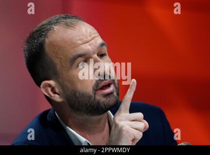 Paris, Frankreich. 25. April 2023. Manuel Bompard wird am 25. April 2023 von Apolline de Malherbe auf RMC/BFMTV in Paris, Frankreich, interviewt. Foto: Alain Apaydin/ABACAPRESS.COM Kredit: Abaca Press/Alamy Live News Stockfoto