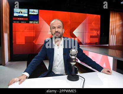 Paris, Frankreich. 25. April 2023. Manuel Bompard wird am 25. April 2023 von Apolline de Malherbe auf RMC/BFMTV in Paris, Frankreich, interviewt. Foto: Alain Apaydin/ABACAPRESS.COM Kredit: Abaca Press/Alamy Live News Stockfoto