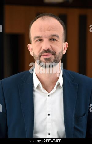 Paris, Frankreich. 25. April 2023. Manuel Bompard wird am 25. April 2023 von Apolline de Malherbe auf RMC/BFMTV in Paris, Frankreich, interviewt. Foto: Alain Apaydin/ABACAPRESS.COM Kredit: Abaca Press/Alamy Live News Stockfoto