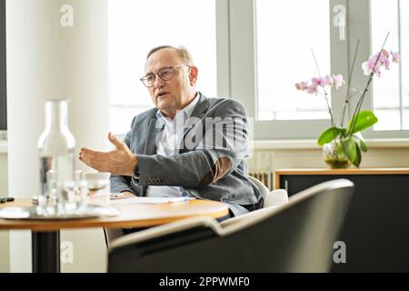 Eduard Palisek, Country CEO bei Siemens Czech Republic, spricht mit Journalist in Prag, Tschechische Republik, 13. März 2023. (CTK Photo/Martin Sterba) Stockfoto