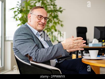 Eduard Palisek, Country CEO bei Siemens Czech Republic, spricht mit Journalist in Prag, Tschechische Republik, 13. März 2023. (CTK Photo/Martin Sterba) Stockfoto