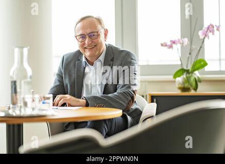 Eduard Palisek, Country CEO bei Siemens Czech Republic, spricht mit Journalist in Prag, Tschechische Republik, 13. März 2023. (CTK Photo/Martin Sterba) Stockfoto
