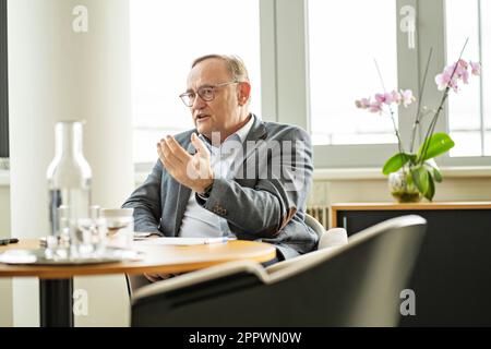 Eduard Palisek, Country CEO bei Siemens Czech Republic, spricht mit Journalist in Prag, Tschechische Republik, 13. März 2023. (CTK Photo/Martin Sterba) Stockfoto