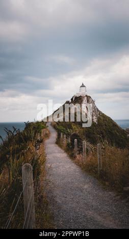 Atemberaubende Aussicht auf den Nugget Point Lighthouse und seine felsige Kulisse, South Island, Neuseeland Stockfoto