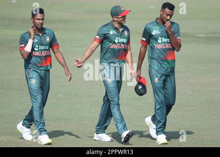 Von links...Mustafizur Rahman, Tashkin Ahmed und Shariful Islam während des Bangladesch-Afghanistan First One Day International (ODI)-Spiels in Zahur Ah Stockfoto