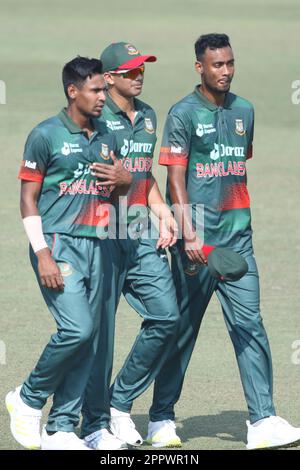 Von links...Mustafizur Rahman, Tashkin Ahmed und Shariful Islam während des Bangladesch-Afghanistan First One Day International (ODI)-Spiels in Zahur Ah Stockfoto