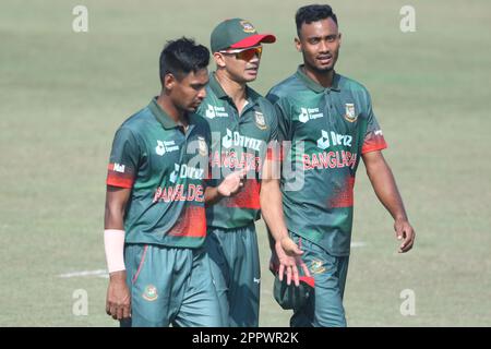 Von links...Mustafizur Rahman, Tashkin Ahmed und Shariful Islam während des Bangladesch-Afghanistan First One Day International (ODI)-Spiels in Zahur Ah Stockfoto