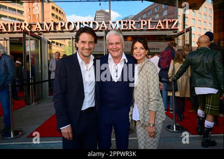 Oliver Mommsen, Martin Woelffer und GERiT Kling bei der Premiere des Theaterstücks "Stolz und Vorurteil *oder so" in der Komödie am Kurfürstendamm im Stockfoto