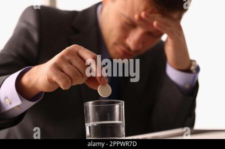 Geschäftsmann, Angestellter Manager, nimmt Pillen gegen Kopfschmerzen Stockfoto