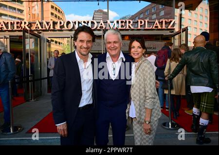 Oliver Mommsen, Martin Woelffer und GERiT Kling bei der Premiere des Theaterstücks "Stolz und Vorurteil *oder so" in der Komödie am Kurfürstendamm im Stockfoto