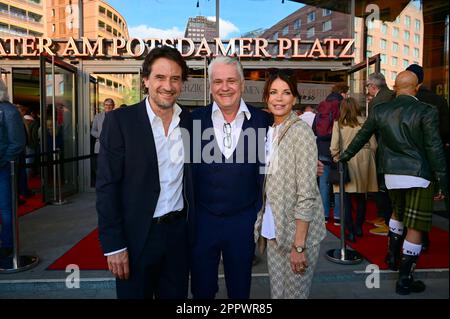 Oliver Mommsen, Martin Woelffer und GERiT Kling bei der Premiere des Theaterstücks "Stolz und Vorurteil *oder so" in der Komödie am Kurfürstendamm im Stockfoto