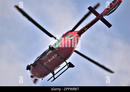 Airbus H145 Flugzeug ein welsh Air Ambulance Helicopter abgebildet während des Fluges, in Dafen bei Llanelli, Carmarthenshire, Rufzeichen Helimed 57. Stockfoto