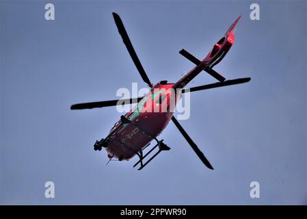 Airbus H145 Flugzeug ein welsh Air Ambulance Helicopter abgebildet während des Fluges, in Dafen bei Llanelli, Carmarthenshire, Rufzeichen Helimed 57. Stockfoto