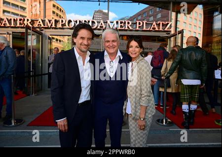 Oliver Mommsen, Martin Woelffer und GERiT Kling bei der Premiere des Theaterstücks "Stolz und Vorurteil *oder so" in der Komödie am Kurfürstendamm im Stockfoto