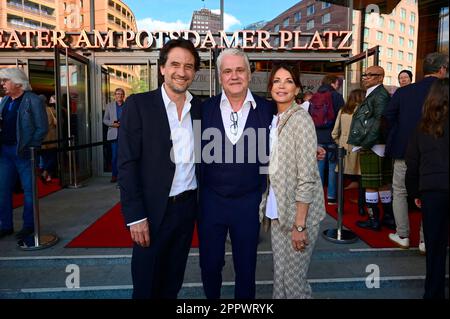 Oliver Mommsen, Martin Woelffer und GERiT Kling bei der Premiere des Theaterstücks "Stolz und Vorurteil *oder so" in der Komödie am Kurfürstendamm im Stockfoto