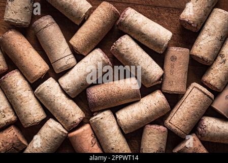 Weinkorkstopfen Hintergrund, Draufsicht, Nahaufnahme. Konzept der Weinkellerei oder Weinprobe. Stockfoto