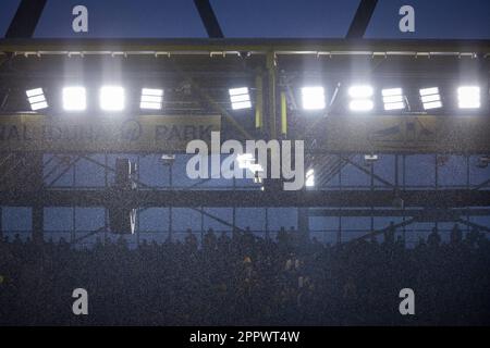 Dortmund, Deutschland. 22. April 2023. Regenwetter im Signal Iduna Park Borussia Dortmund - Eintracht Frankfurt 22.04.2023 Copyright (nur für Journalisten Stockfoto