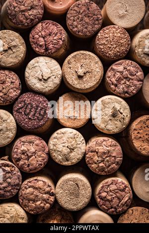 Weinkorkstopfen Hintergrund, Draufsicht, Nahaufnahme. Konzept der Weinkellerei oder Weinprobe. Stockfoto