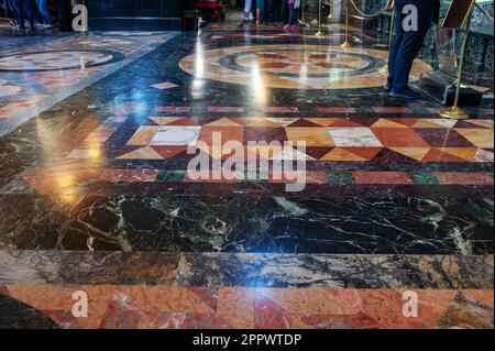 Der Steinboden der Auferstehungskirche ist ein Mosaikteppich, der aus bunten italienischen Marmorsorten der Genoesischen Firma hergestellt wurde Stockfoto