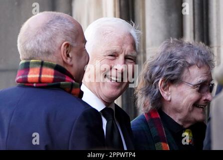 Ehemaliger schottischer Boxer und Kommentator Jim Watt (Zentrum), der vor einer Gedenkfeier für den ehemaligen Boxer Ken Buchanan in der St. Giles' Cathedral in Edinburgh ankommt. Der schottische Boxer, der 1971 zum unbestrittenen Leichtgewicht-Weltmeister wurde, starb Anfang des Monats, im Alter von 77 Jahren. Foto: Dienstag, 25. April 2023. Stockfoto